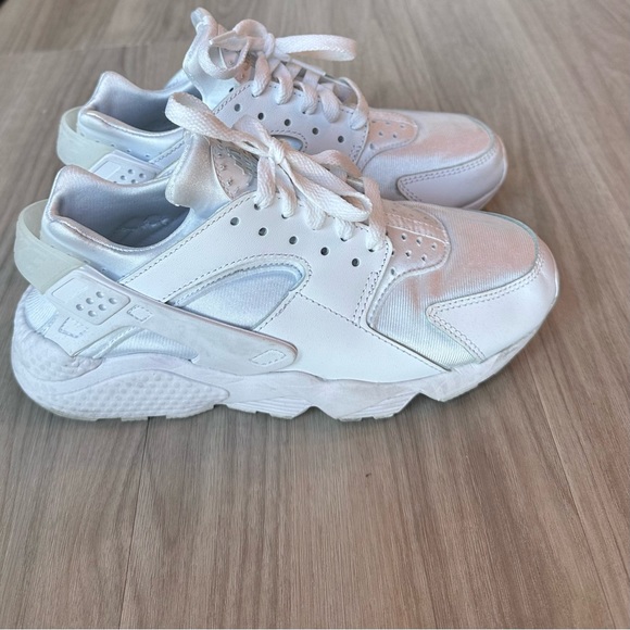 Nike Air Huarache White / Pure Platinum - Picture 2 of 3
